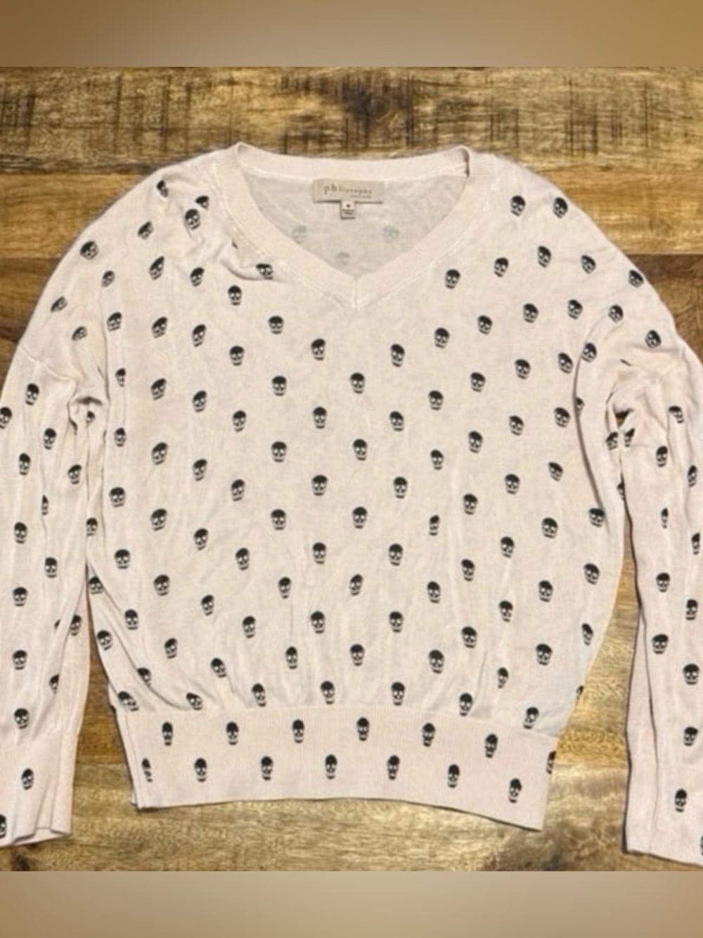 Philosophy lightweight v-neck sweater in a pale pink w/ Skulls, size Large
